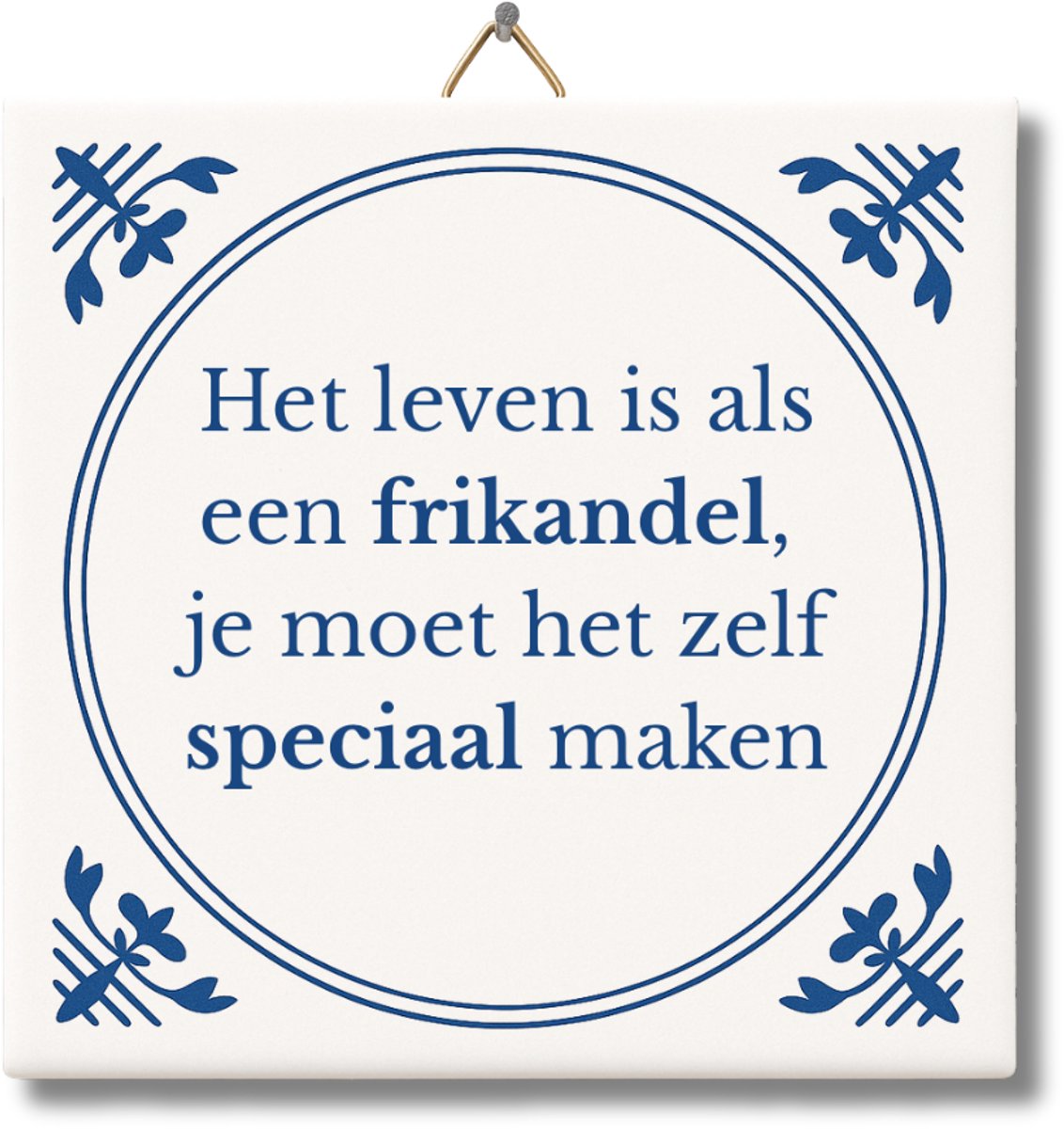 NietMokken.nl – Grappig tegeltje met tekst: "Het leven is als een frikandel, je moet het zelf speciaal maken" – 15x15 cm keramiek – Cadeau met humor – Snackliefhebber decoratie – Inclusief ophanghaakje – Delfts blauw stijl - Spreuktegeltje