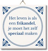 Wit keramisch tegeltje met blauwe Delfts blauwe rand en tekst: "Het leven is als een frikandel, je moet het zelf speciaal maken."