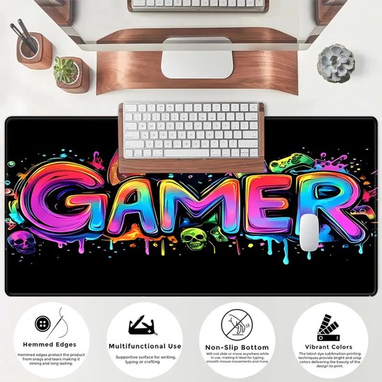 Zwarte muismat met 'GAMER' in kleurrijke graffiti letters, controllers en schedels, met een toetsenbord en muis.