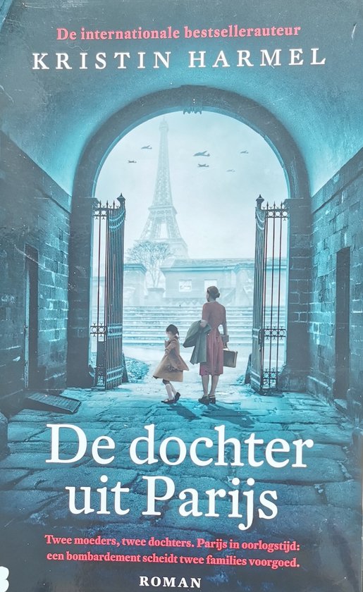 Couverture du livre 'De dochter uit Parijs' avec une femme et un enfant regardant la Tour Eiffel à travers une porte, avec des avions dans le ciel.