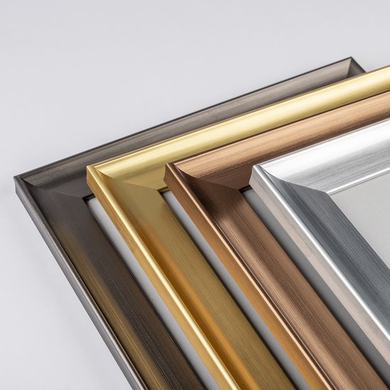 Vijf fotolijsten in verschillende kleuren: donkergrijs, goud, brons en zilver, diagonaal geplaatst.