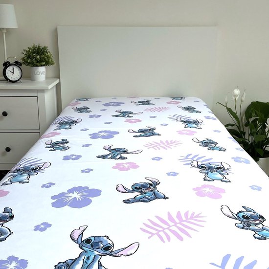 Wit hoeslaken met Stitch-print, paarse en roze bloemen en bladeren. Toont Stitch in verschillende vrolijke poses.