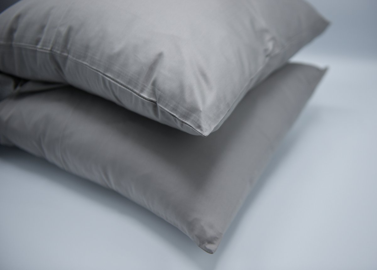 Luxe Satijnzachte Katoenen Kussenslopen – 100% Katoen met Zijdezachte Glans – Ademend & Hypoallergeen – Set van 2 – (Afmetingen: 40x80 cm, Zilvergrijs)