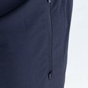 Detail van een donkerblauwe trainingsbroek met een rits.
