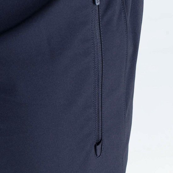 Detail van een donkerblauwe trainingsbroek met een rits.