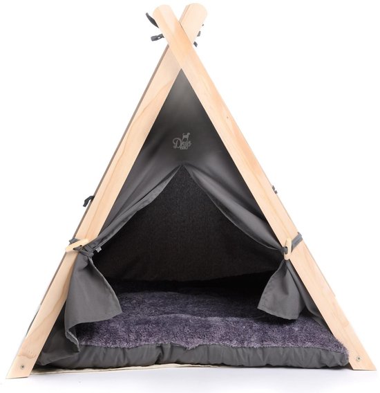 Grijze tipi tent voor huisdieren met houten frame en pluche kussen.