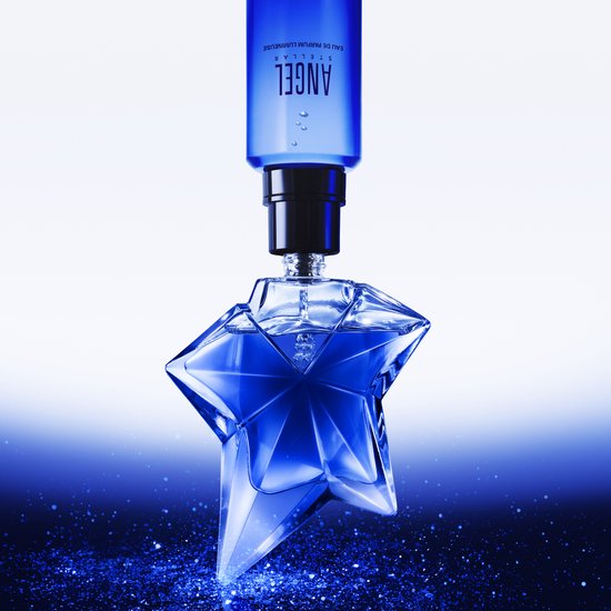 Mugler Angel Stellar eau de parfum in een blauw sterflesje, gevuld vanuit een blauwe navulflacon, met blauwe glitter.