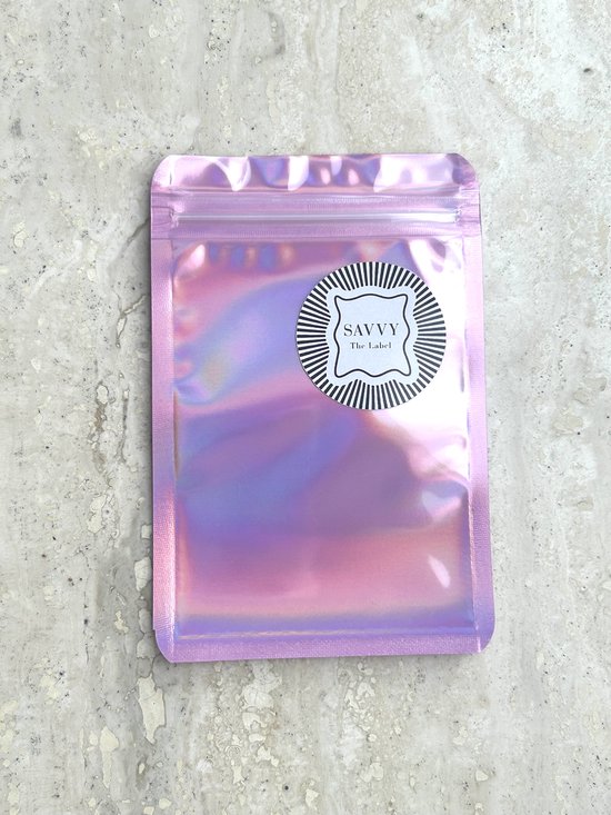 Roze holografische verpakking met Savvy the Label sticker.