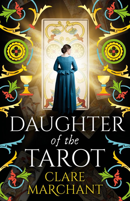 Daughter of the Tarot door Clare Marchant, met op de omslag een vrouw in een blauwe jurk, staande voor een tarotkaart, omringd door andere kaarten en decoratieve ornamenten.