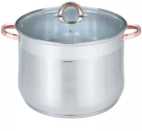 Zilverkleurige soeppan met glazen deksel en koperkleurige handvatten, geïsoleerd op witte achtergrond.