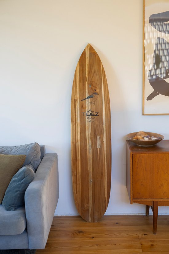 PVC Schuimplaat - Houten Surfplank op Dak van Blauwe Auto geparkeerd op het Strand