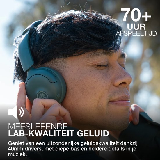 Man met gesloten ogen en groene JLab GO Lux ANC koptelefoon geniet van muziek, met tekst '70+ UUR AFspeeltijd'.