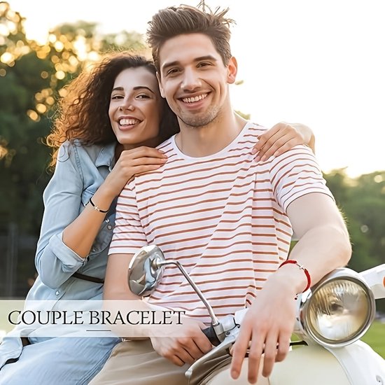 Een koppel, een man en een vrouw, dragen bijpassende vriendschapsarmbanden met een kruisje en lachen naar de camera.