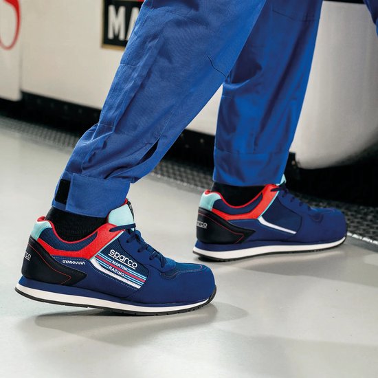 Basses baskets bleues avec accents rouges et bleu clair, bordure de semelle blanche et logo Sparco Martini Racing.