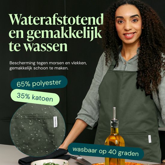 Femmes portant des tabliers de cuisine; les tabliers sont verts et hydrofuges, avec des poches et des instructions de lavage.