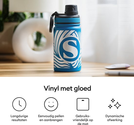 Blauwe waterfles met een wit 'S' patroon, staand op een houten tafel.