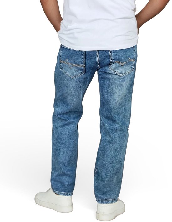 Man, van achteren gezien, met een stonewashed blauwe spijkerbroek met normale pasvorm.