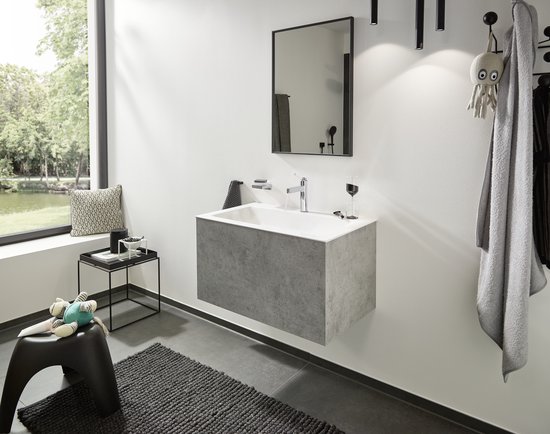 Moderne badkamer met een glanzende chroom wastafelkraan met platte hendel.