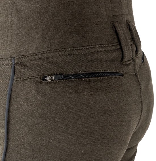 Close-up van een broek met een ritszak op de achterkant.