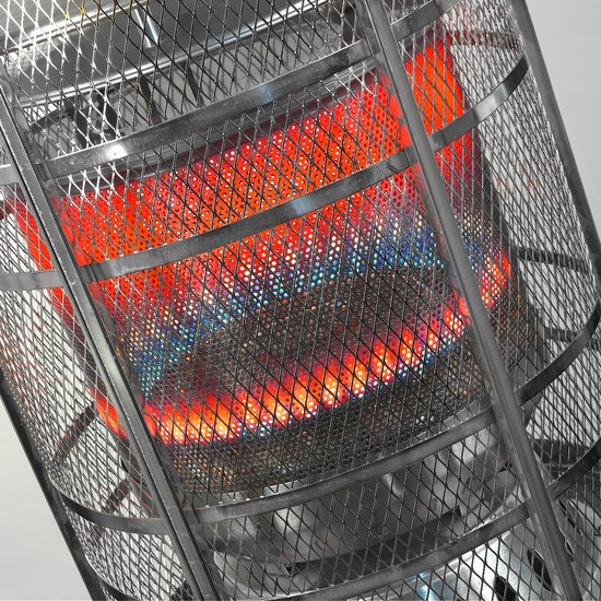 Close-up van de brander van een terrasverwarmer, met dynamische oranje en blauwe vlammen zichtbaar door een roestvrijstalen gaas.