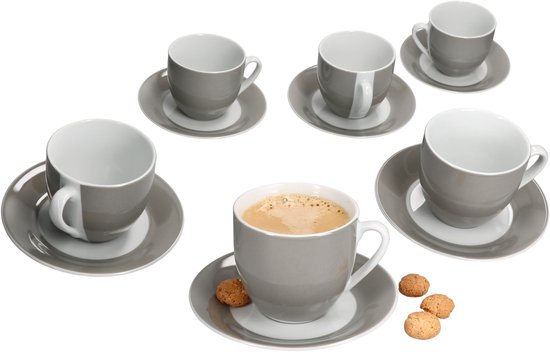 Set van zes grijze koffiekopjes met witte binnenkant, elk op een grijze schotel. Eén kopje gevuld met koffie.