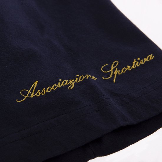 Donkerblauw T-shirt met op de mouw geborduurde tekst 'Associazione Sportiva' in geel.