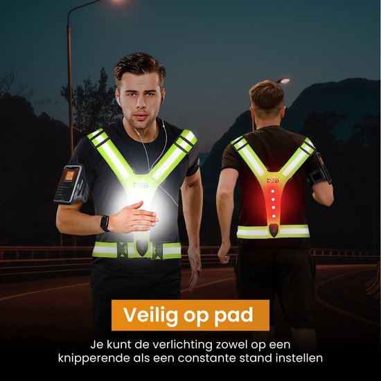 Man en vrouw rennen 's nachts met reflecterende vesten, vesten lichten op.