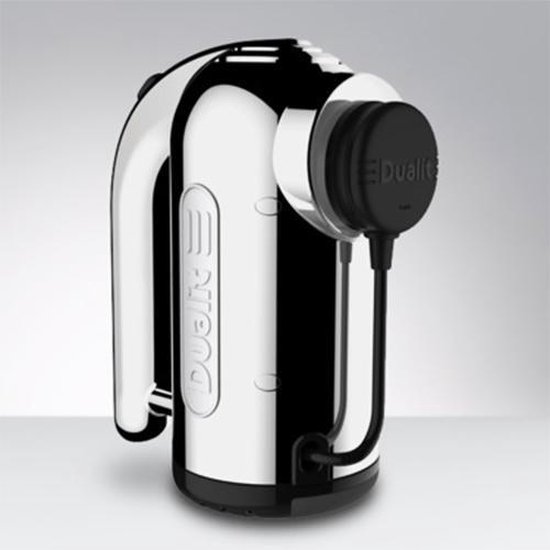 Chrome Dualit handmixer, achterkant zichtbaar, met zwarte stekker en logo.