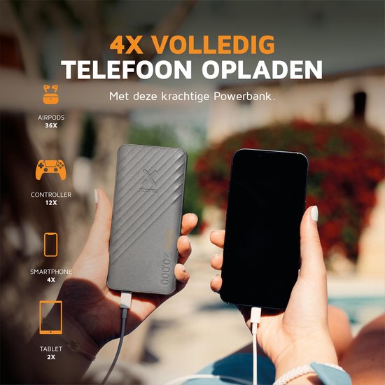Grijze Xtorm powerbank in hand, naast smartphone, met iconen voor het opladen van AirPods, controller, smartphone en tablet.