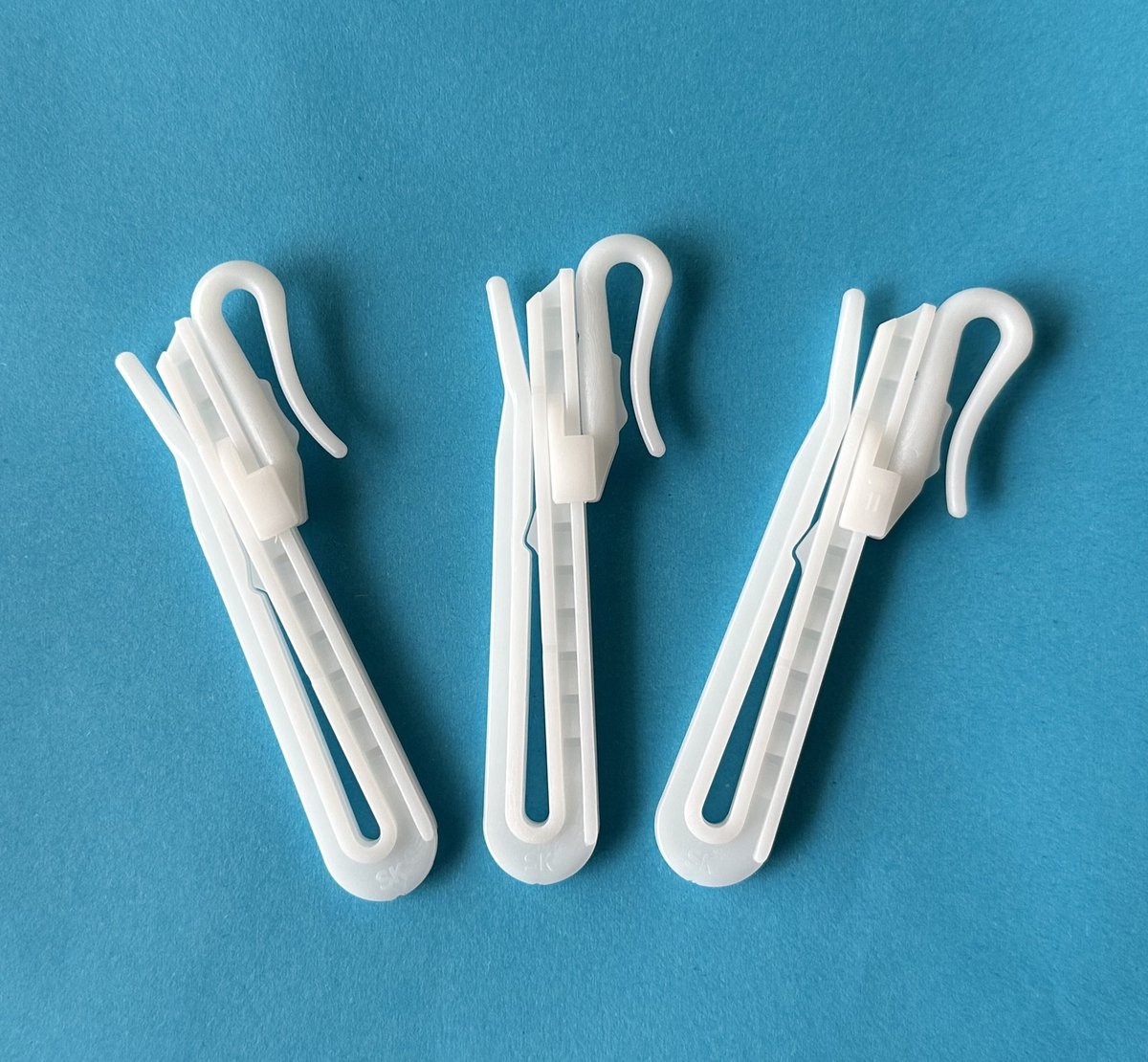 Gordijn haakjes verstelbare plastic inschuif gordijnhaak 7 cm 30 stuks