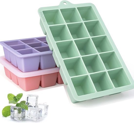 Bacs à glaçons violets, roses et vert menthe. Trois glaçons et feuilles de menthe à côté.