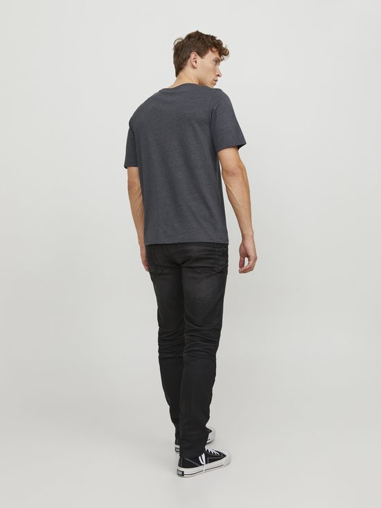 Donkergrijs T-shirt met korte mouwen, van achteren gezien, gedragen door een man.