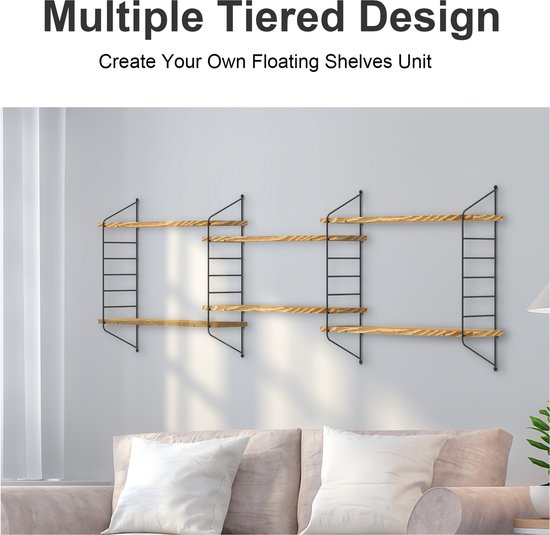 Drie zwarte metalen wandrekken met houten planken, boven een grijze bank, in een woonkamer.
