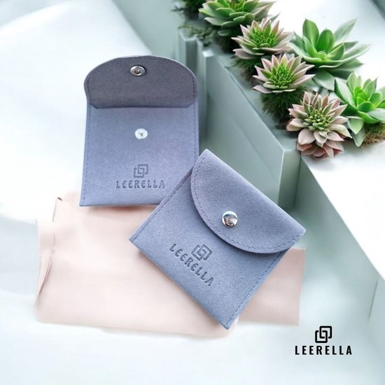 Twee grijze fluwelen zakjes, een op de andere, met LEERELLA logo