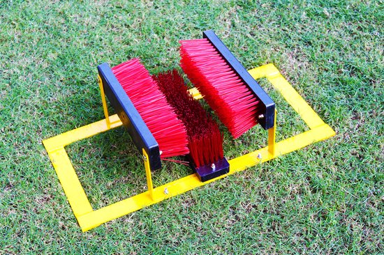 Brosse à chaussures Ciclón Sports pour le football - Brosse à chaussures sur cadre métallique - Cadre essuie-pieds