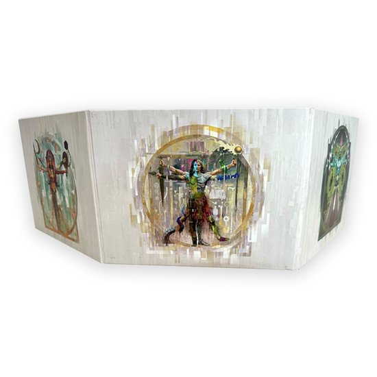 Drievoudige gamemaster screen met magische wezens en cirkels.