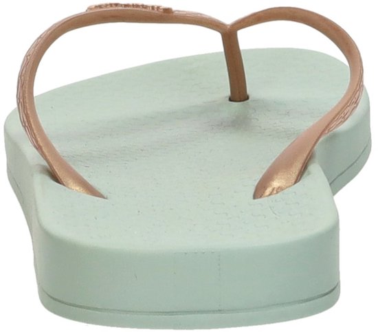Voorkant van een lichtgroene Ipanema slipper met een koperkleurige, golvende band. Textuur op de band.