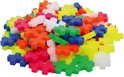 Een stapel kleurrijke Plus-Plus bouwstenen in geel, roze, blauw, groen, oranje en wit.