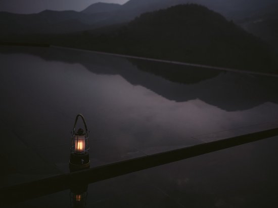 Brennenstuhl Oplaadbare campinglamp CAL 1 AC met henneptouw en bamboevoet (350lm, IP44, brandtijd tot 75h, dimbaar, power bank, instelbare lichtkleur) van Brennenstuhl — afbeelding 4