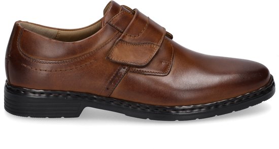 Zijzicht van een bruine leren schoen met klittenbandsluiting en zwarte zool.