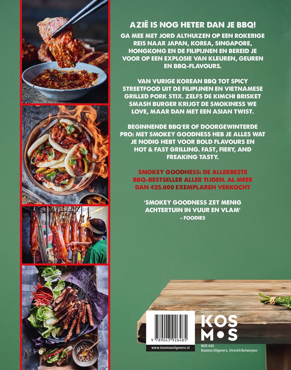 Boek met vier foto's van Aziatisch BBQ-eten. Boven, een stuk vlees op een spies met saus. Midden, gegrilde uien en vlees op een bedje van vuur. Onder, spareribs op een bord met sla en saus.