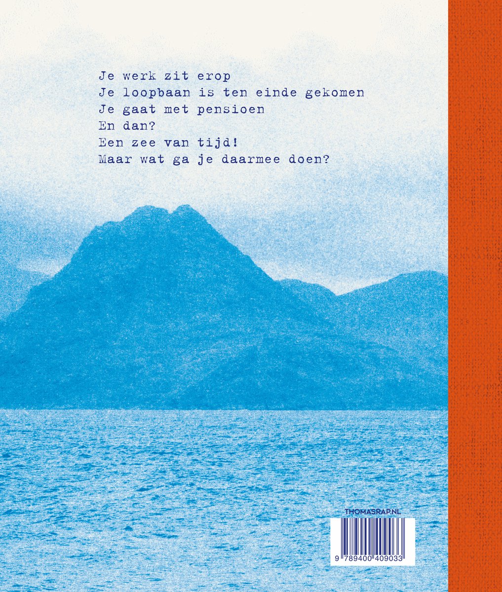 Achterkant van het boek "Een zee van tijd" met tekst en een berglandschap.