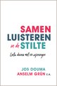 Boekomslag met de titel 'SAMEN LUISTEREN in de STILTE' in grote rode en blauwe letters. De ondertitel is 'Lectio divina met 40 oefeningen'. Namen van auteurs staan onderaan.