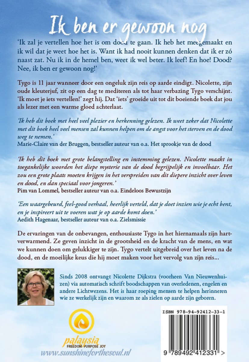 Achterkant boek met tekst 'Ik ben er gewoon nog' en tekst van recensies en de auteur.