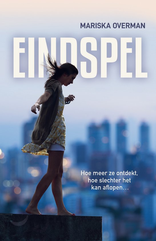 EINDSPEL, roman van Mariska Overman. Jong meisje loopt op rand, stad op achtergrond.