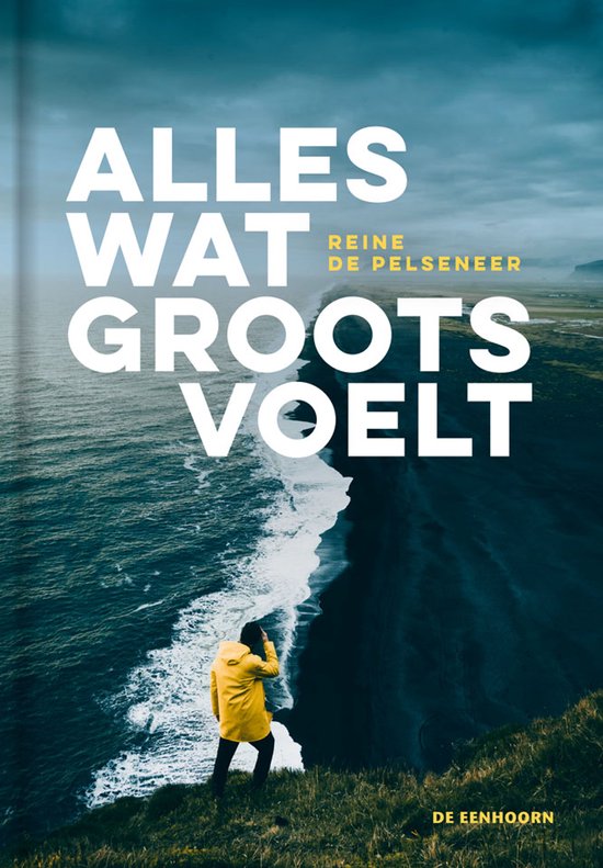 Man in gele jas kijkt uit over een zwarte strandvlakte met woeste golven. Tekst: Alles wat groots voelt.