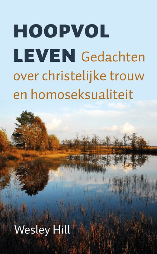 Couverture de livre avec le titre 'HOOPVOL LEVEN Pensées sur la fidélité chrétienne et l'homosexualité' et une photo d'un lac au coucher du soleil. Nom 'Wesley Hill' en bas.