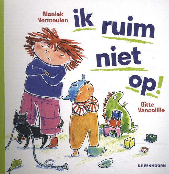 Boekcover 'Ik ruim niet op!' met illustratie van een kind met rode haren die met de armen over elkaar staat, een ander kind, een kat en een dinosaurus tussen speelgoed.