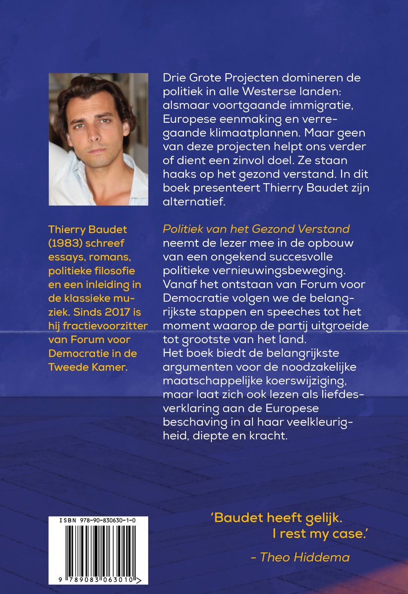 Man met kort bruin haar, een lichte baard en een wit overhemd. Rechts een boek met tekst, 'Politiek van het Gezond Verstand' van Thierry Baud.