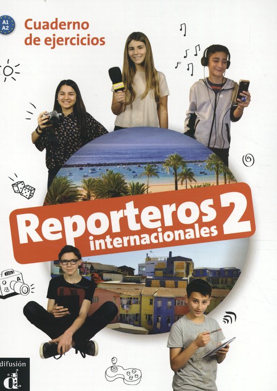 Titre d'un cahier d'exercices intitulé 'Reporteros 2 internacionales' avec diverses images de jeunes avec des appareils photo, des microphones et des téléphones devant un paysage de plage.